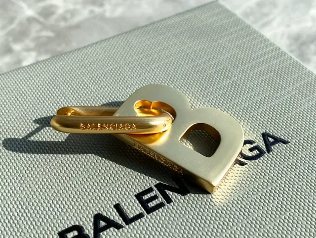 Balenciaga BB Brincos com corte de letra em tom dourado 12