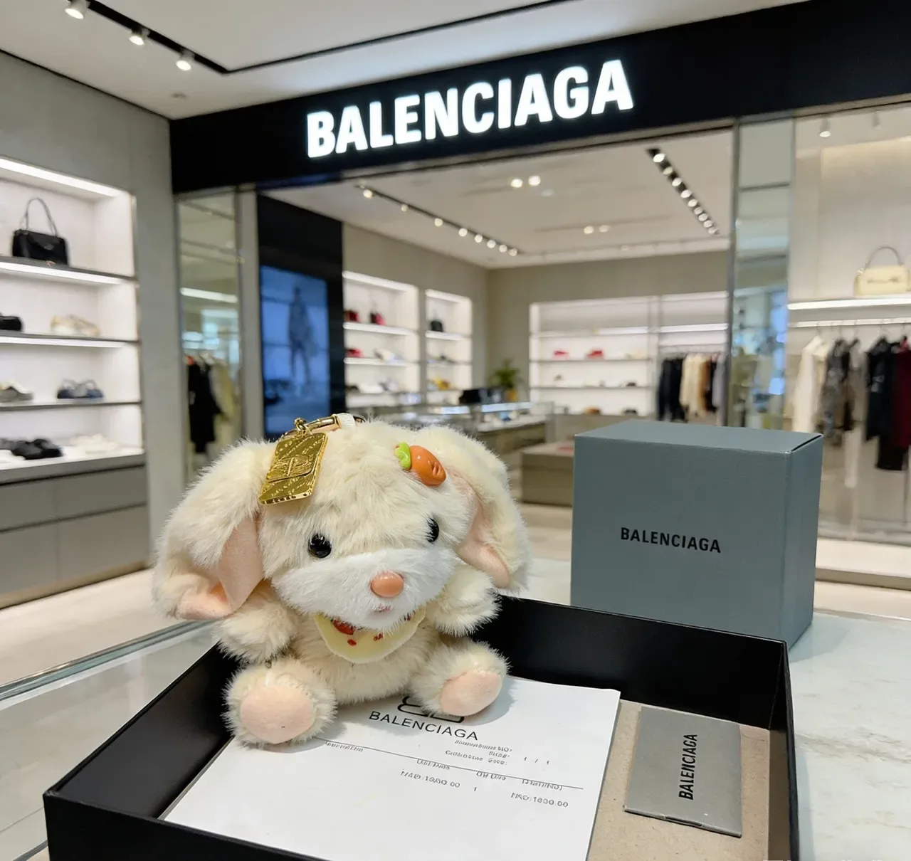 Balenciaga حقيبة يد بيج ذهبي ناعم فرو أرنب 2