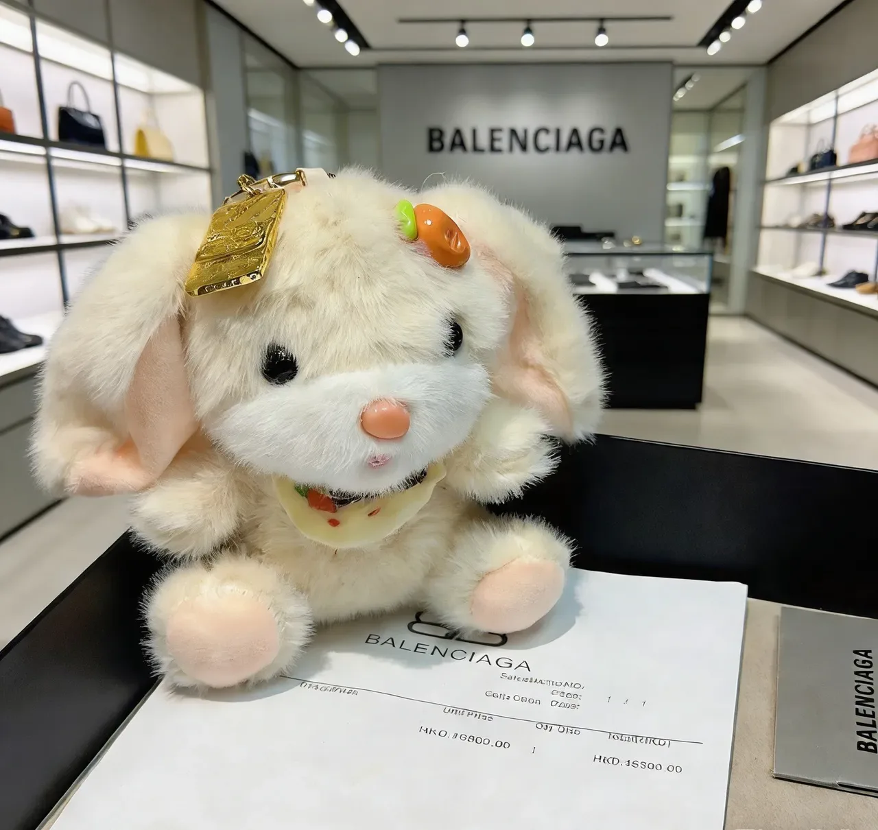 Balenciaga حقيبة يد بيج ذهبي ناعم فرو أرنب 3