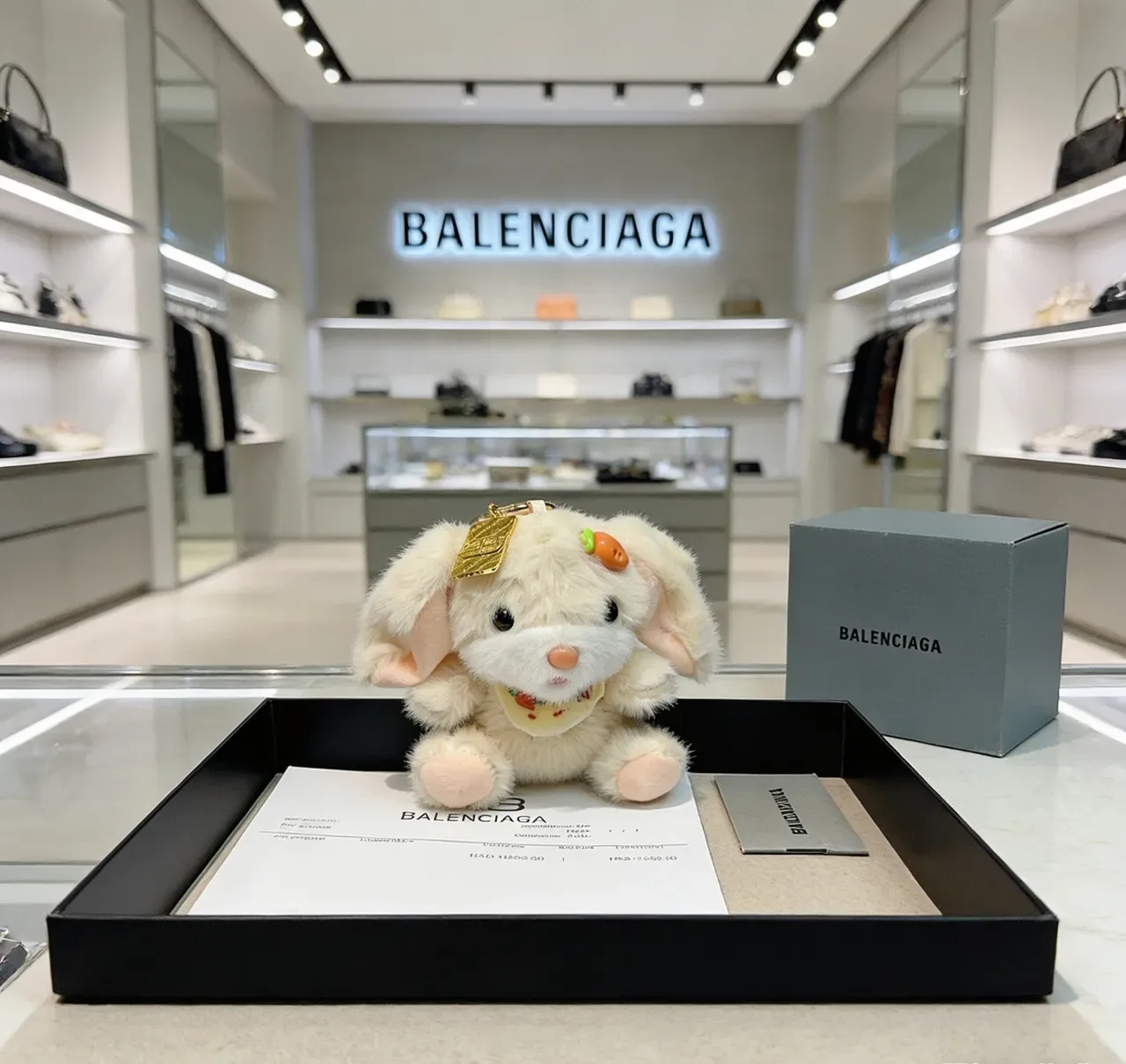 Balenciaga حقيبة يد بيج ذهبي ناعم فرو أرنب 4