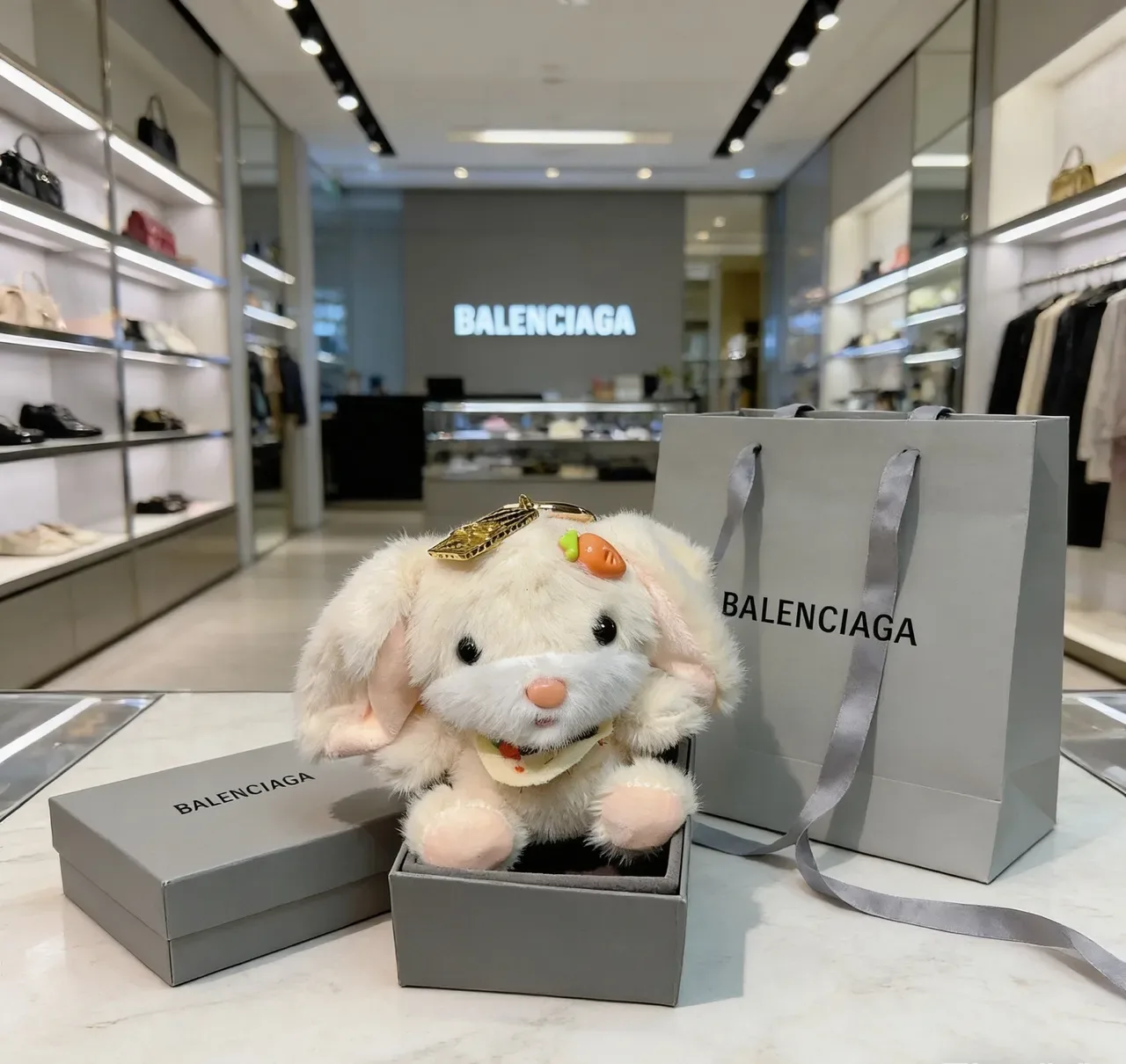 Balenciaga حقيبة يد بيج ذهبي ناعم فرو أرنب 5