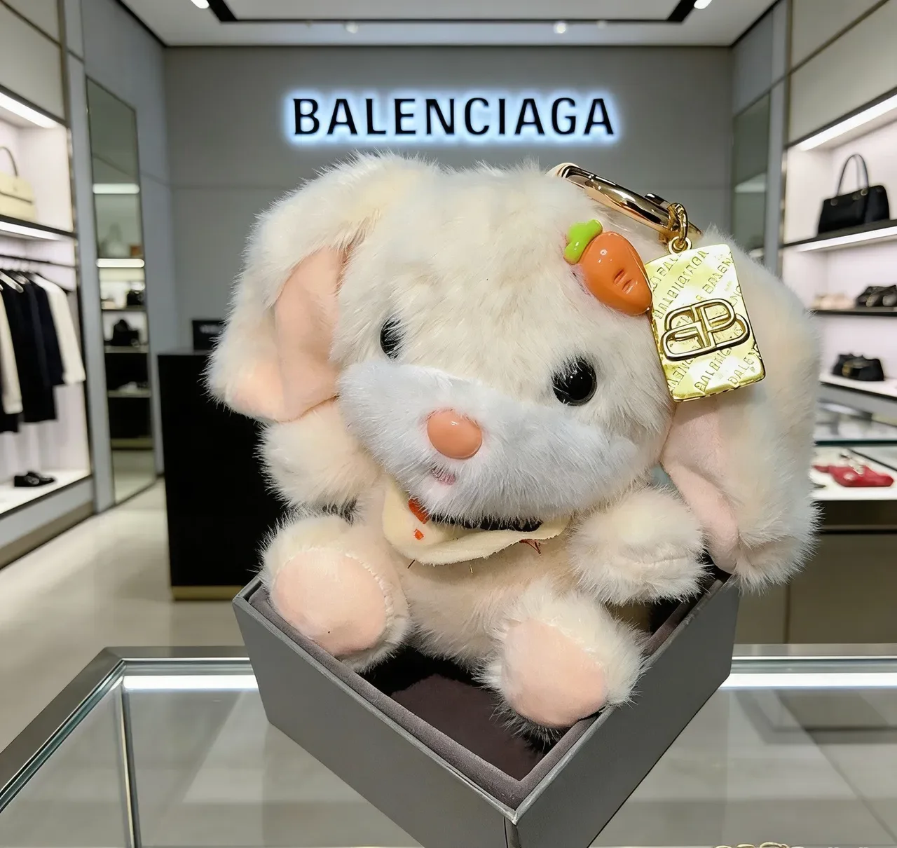 Balenciaga حقيبة يد بيج ذهبي ناعم فرو أرنب 6