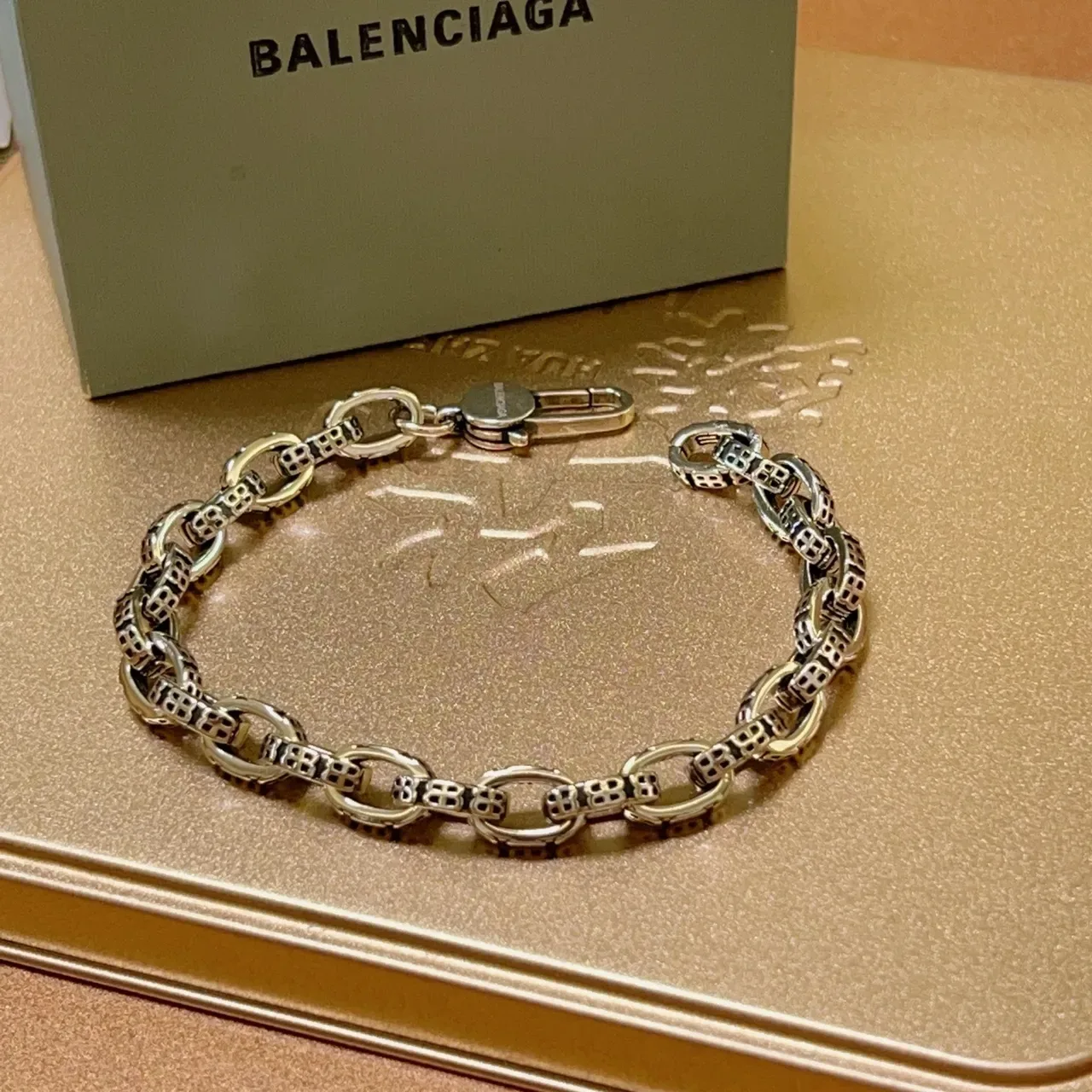 Pulsera Balenciaga de metal de dos tonos con eslabones ovales y recorte geométrico 2