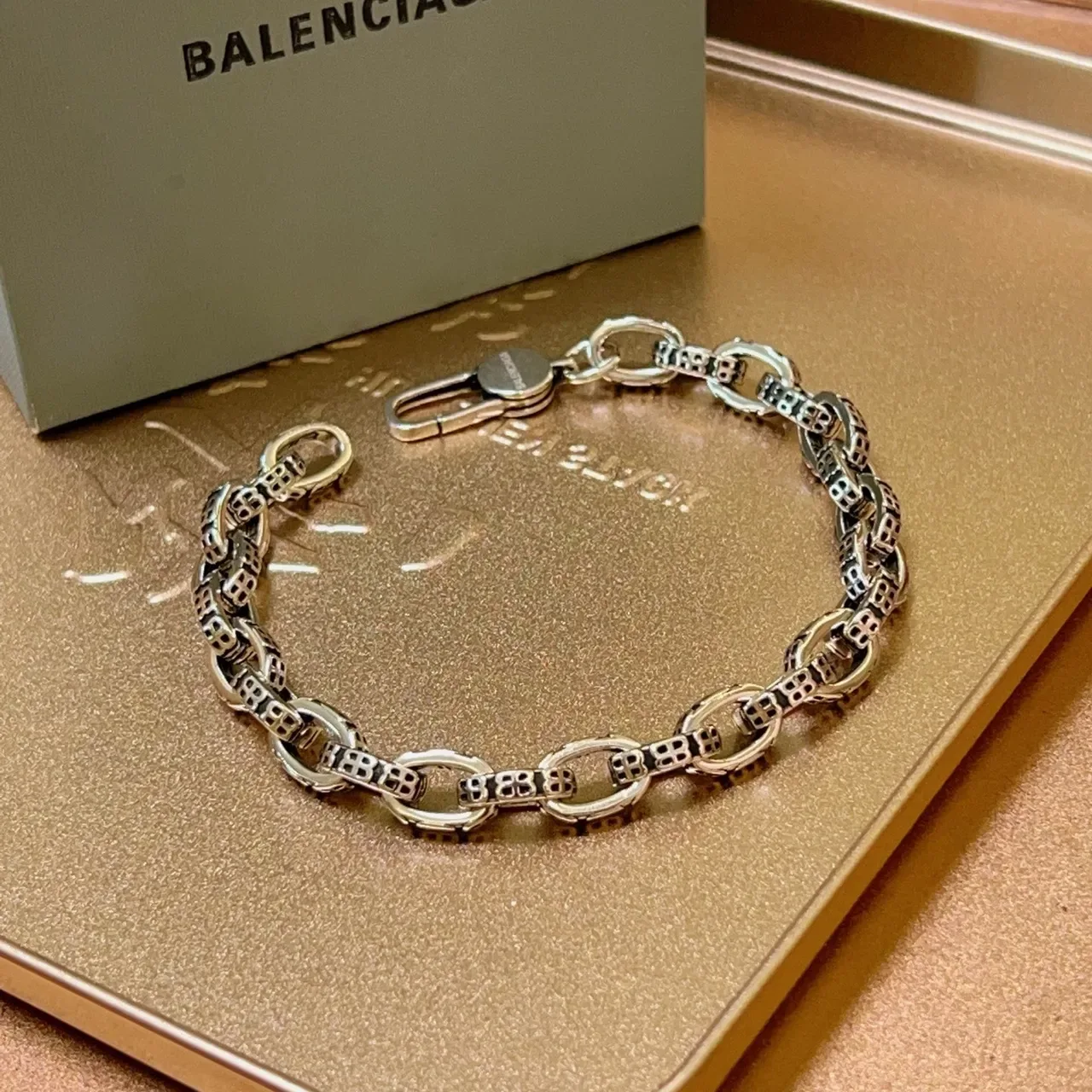 Pulsera Balenciaga de metal de dos tonos con eslabones ovales y recorte geométrico 3
