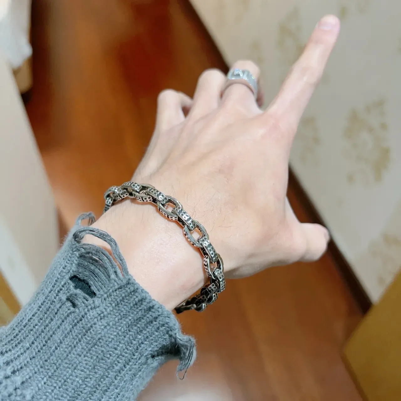 Pulsera Balenciaga de metal de dos tonos con eslabones ovales y recorte geométrico 4