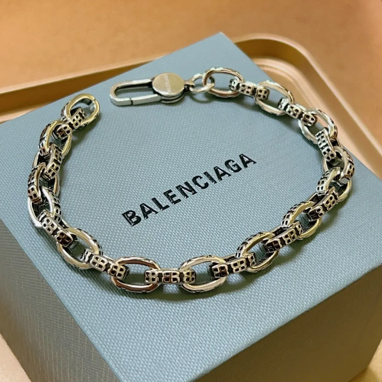 Pulsera Balenciaga de metal de dos tonos con eslabones ovales y recorte geométrico 5
