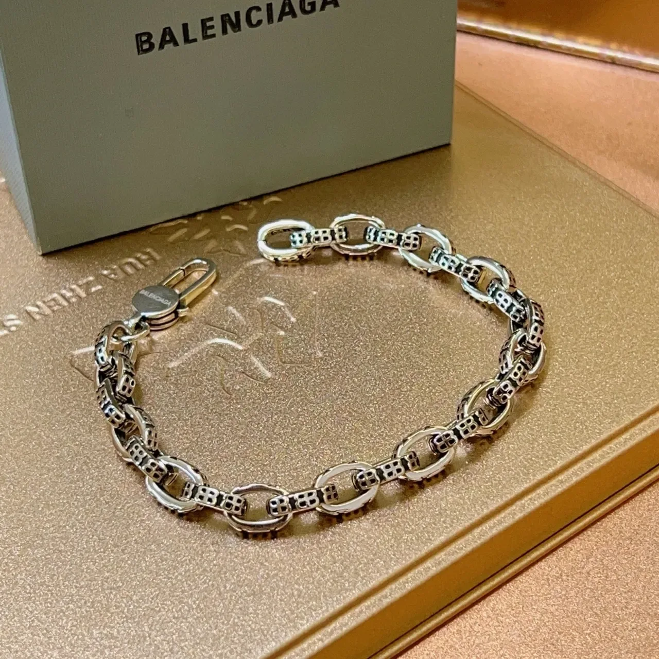 Pulsera Balenciaga de metal de dos tonos con eslabones ovales y recorte geométrico 6