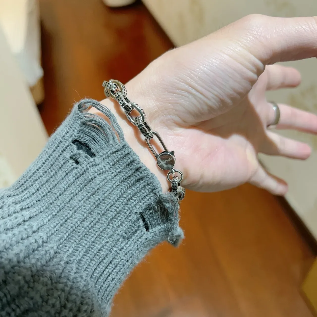Pulsera Balenciaga de metal de dos tonos con eslabones ovales y recorte geométrico 7