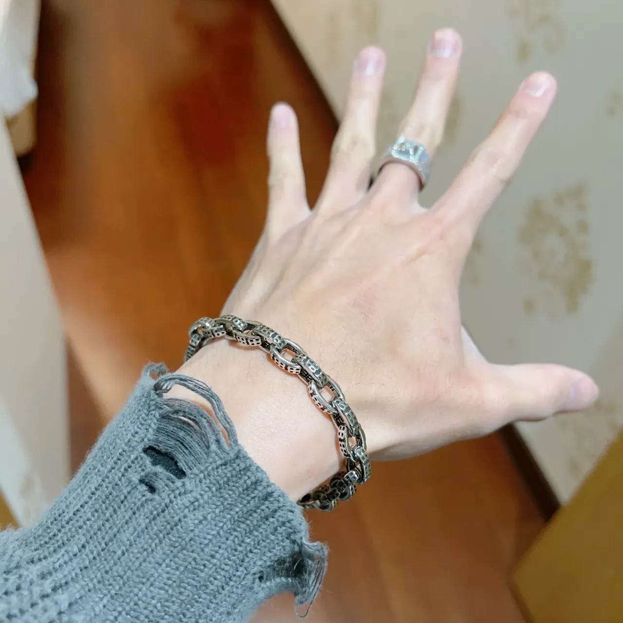 Pulsera Balenciaga de metal de dos tonos con eslabones ovales y recorte geométrico 8