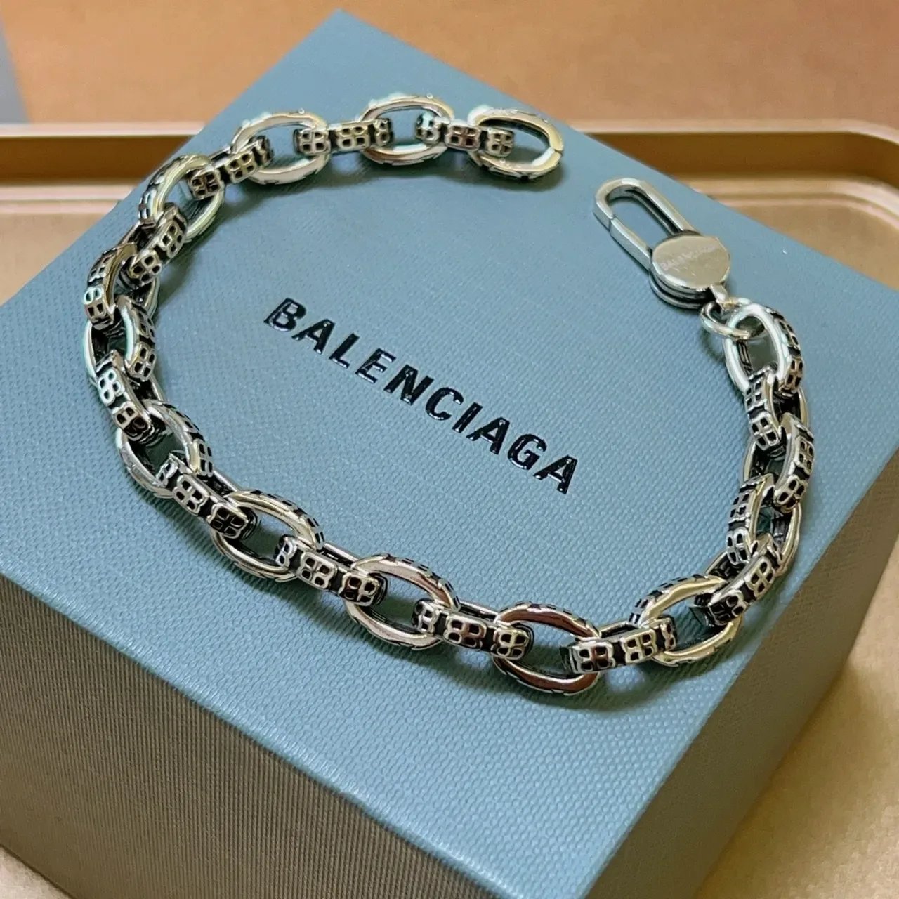 Pulsera Balenciaga de metal de dos tonos con eslabones ovales y recorte geométrico 9