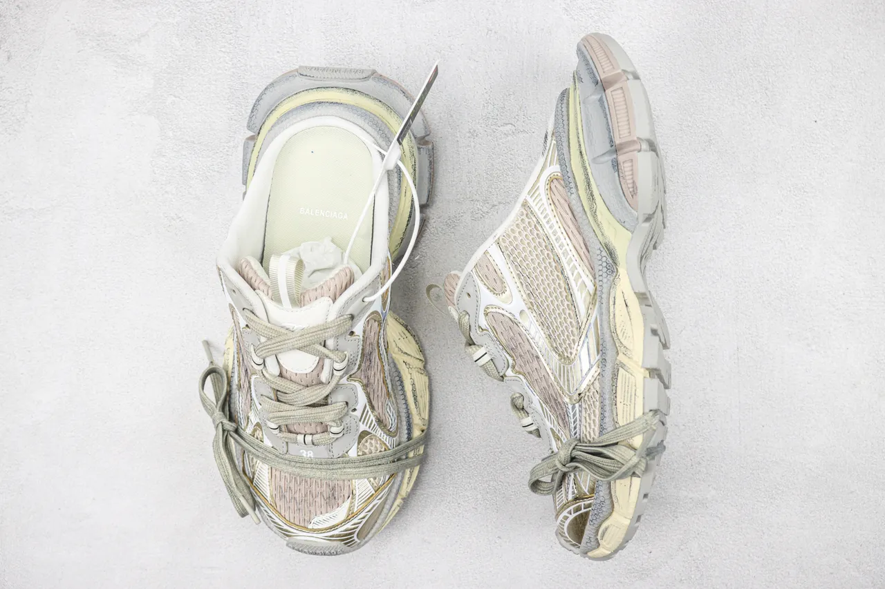Balenciaga Defender Beige Gray semelle multicouche sculptée maille et construction de superposition synthétique sneakers chunky 3