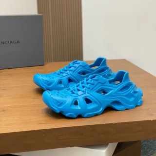 Balenciaga Defender नीली मोनोलिथिक मोल्डेड चंकी स्नीकर्स