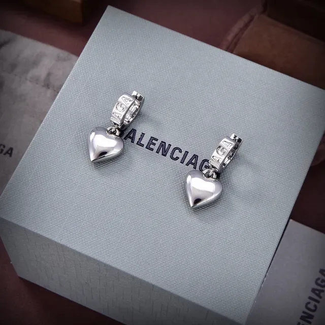 Balenciaga Brincos charm de coração ouro prata gravados fecho cilíndrico 3