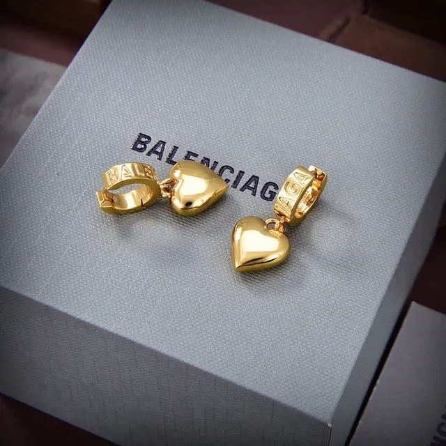 Balenciaga Brincos charm de coração ouro prata gravados fecho cilíndrico 4