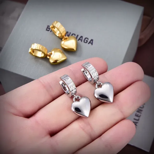 Balenciaga Brincos charm de coração ouro prata gravados fecho cilíndrico 5