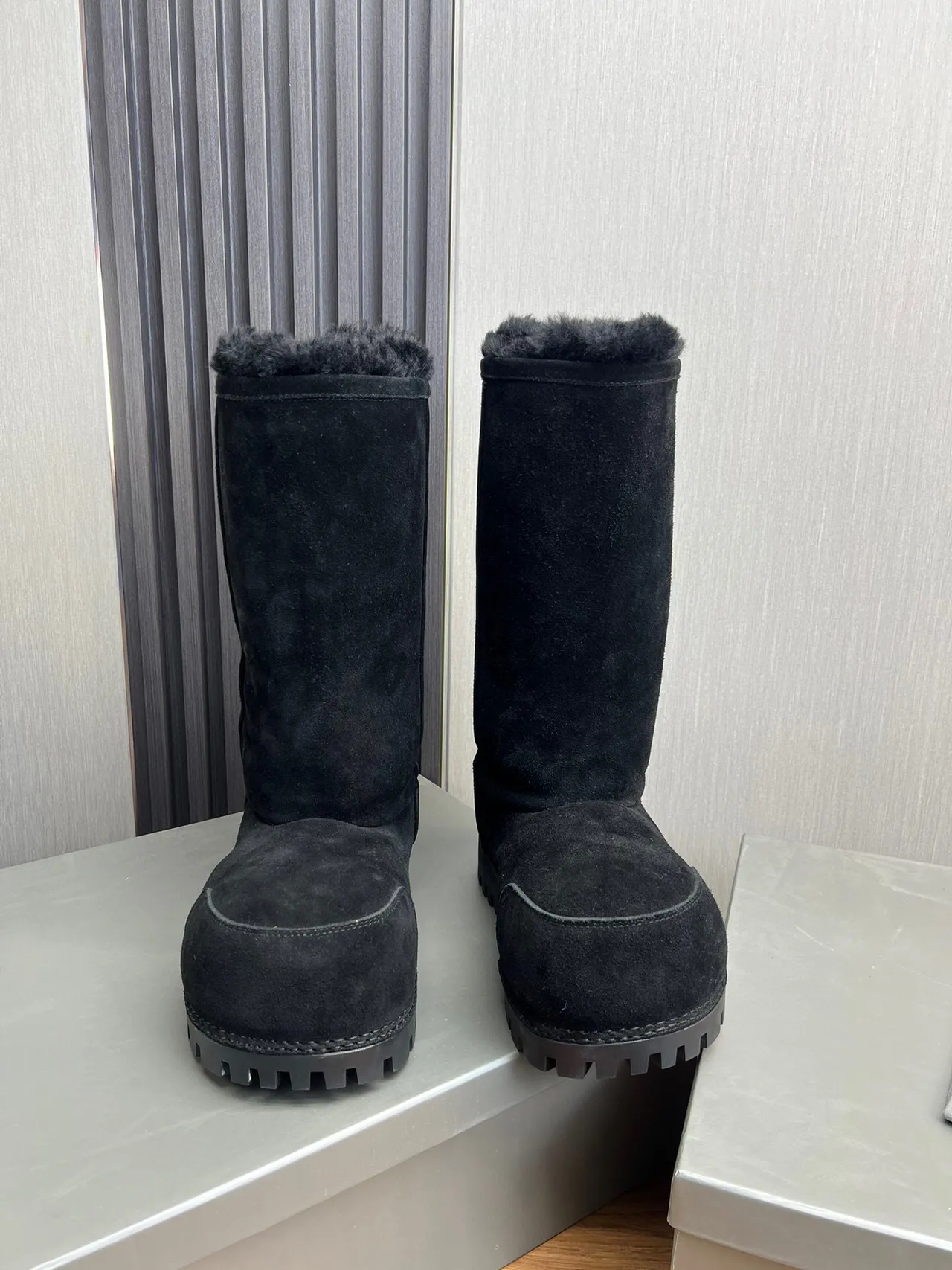 Balenciaga Le Cagole 黑色麂皮剪羊毛护腿靴 2