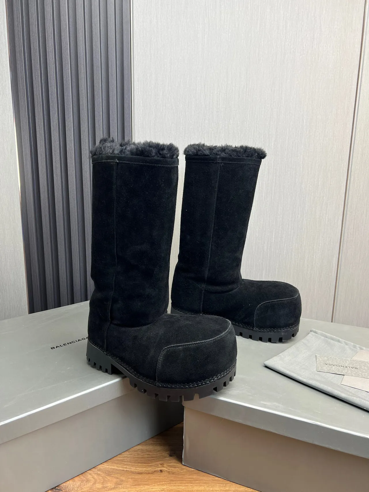 Balenciaga Le Cagole 黑色麂皮剪羊毛护腿靴 3