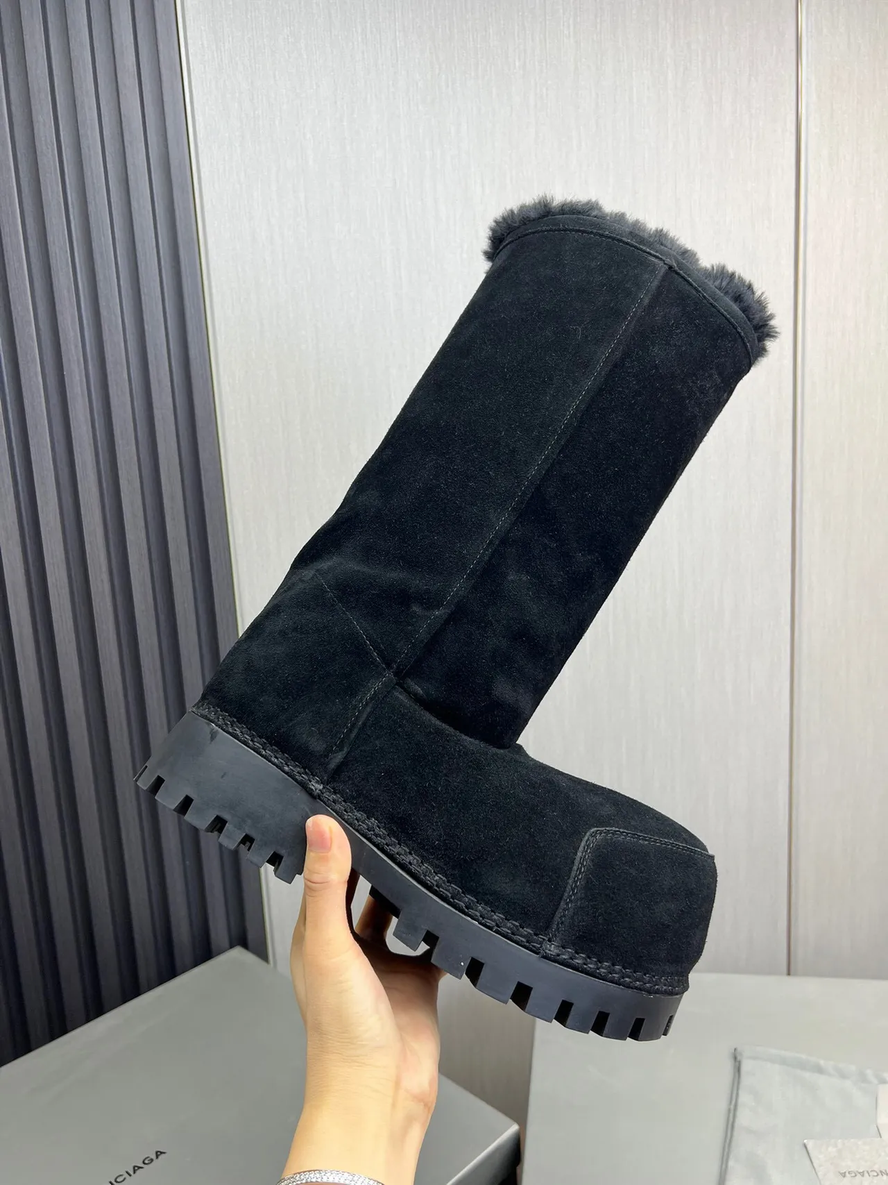 Balenciaga Le Cagole 黑色麂皮剪羊毛护腿靴 4