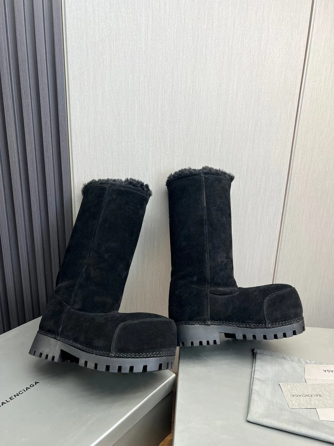 Balenciaga Le Cagole 黑色麂皮剪羊毛护腿靴 5