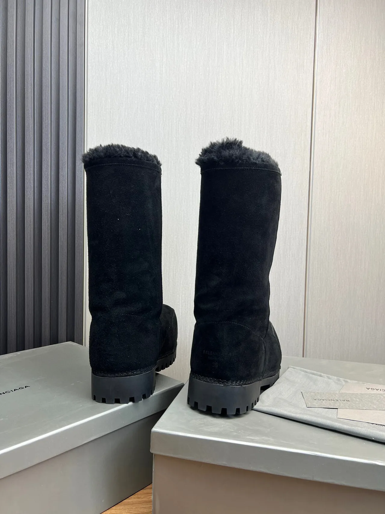 Balenciaga Le Cagole 黑色麂皮剪羊毛护腿靴 6