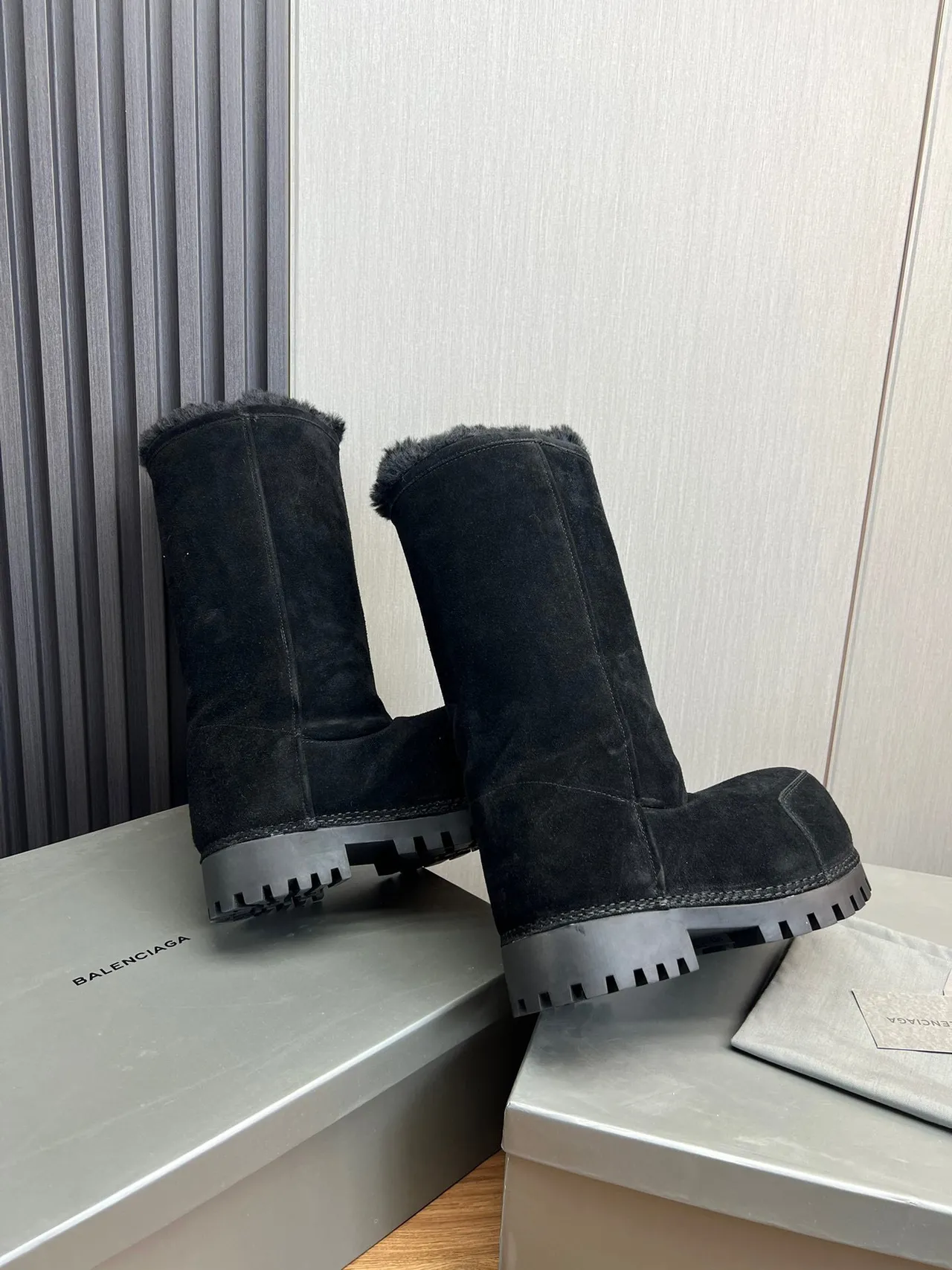 Balenciaga Le Cagole 黑色麂皮剪羊毛护腿靴 7