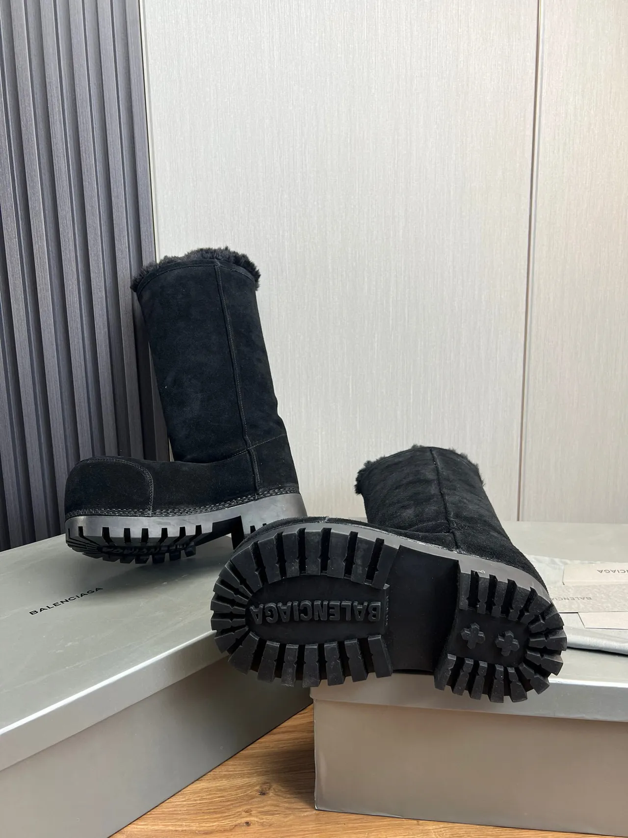 Balenciaga Le Cagole 黑色麂皮剪羊毛护腿靴 8