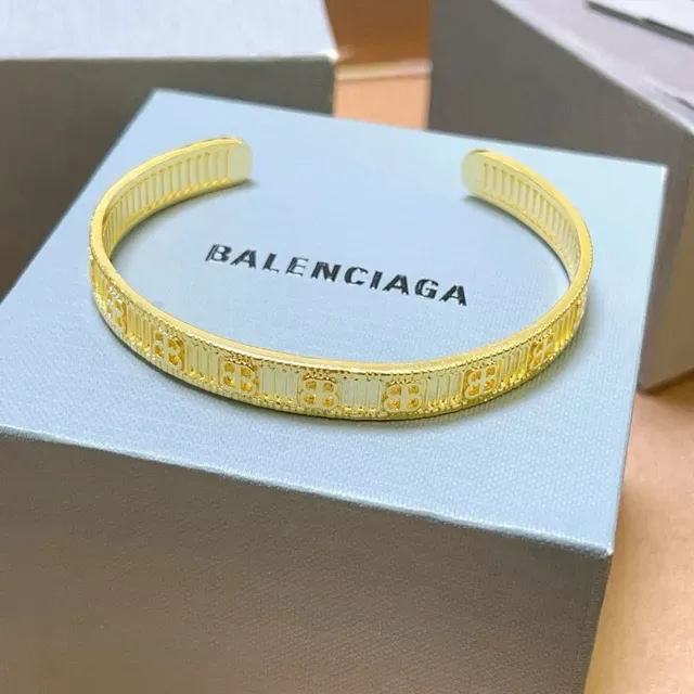 Balenciaga Logo-Engraved কাফ গোল্ড রিবড ইন্টেরিয়র ব্রেসলেট 3