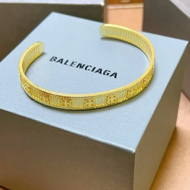 Balenciaga Logo-Engraved কাফ গোল্ড রিবড ইন্টেরিয়র ব্রেসলেট 4