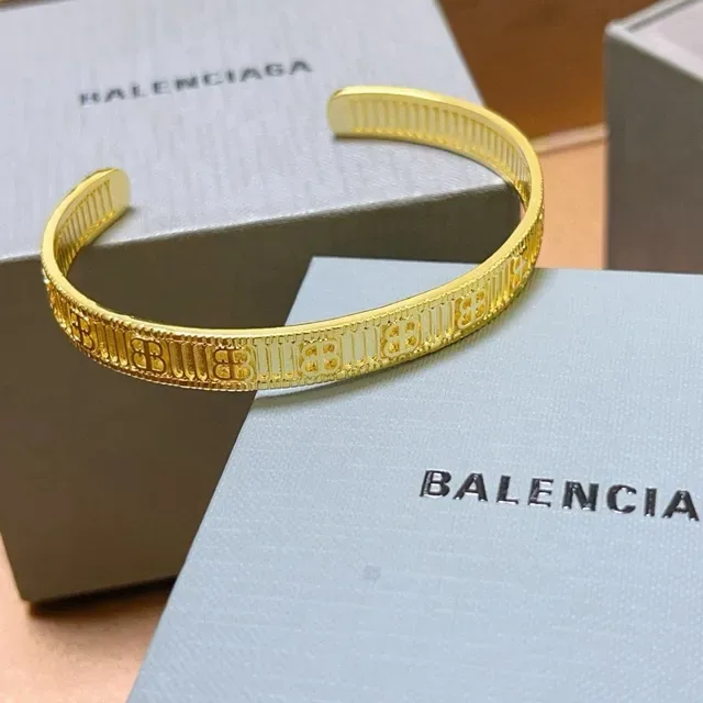 Balenciaga Logo-Engraved কাফ গোল্ড রিবড ইন্টেরিয়র ব্রেসলেট 6