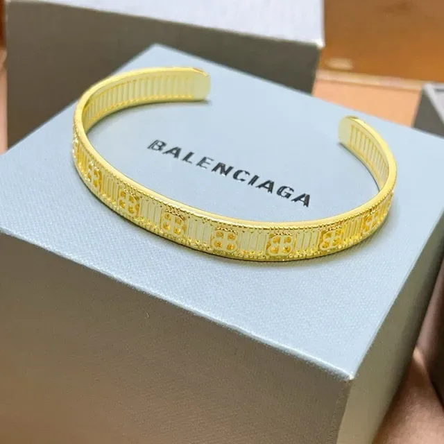 Balenciaga Logo-Engraved কাফ গোল্ড রিবড ইন্টেরিয়র ব্রেসলেট 7