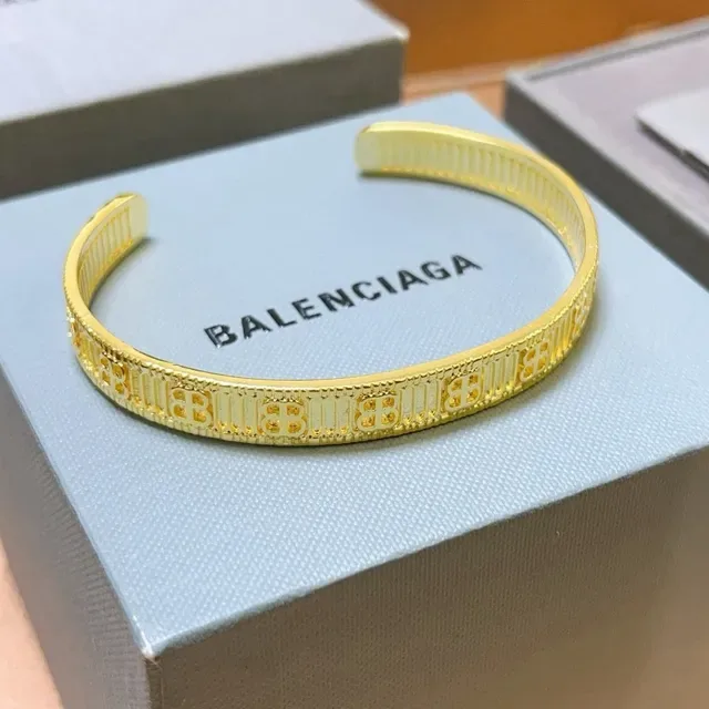 Balenciaga Logo-Engraved কাফ গোল্ড রিবড ইন্টেরিয়র ব্রেসলেট 9