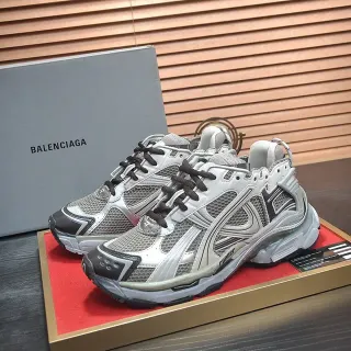 Balenciaga Runner हल्का ग्रे और काला चंकी स्नीकर