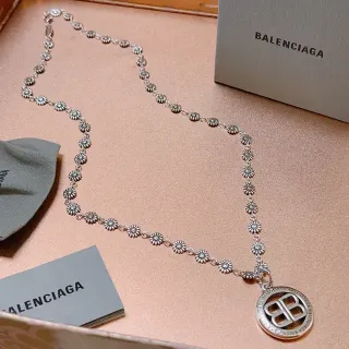 Balenciaga Plateado Cadena con Enlaces Florales Circulares BB Medallón Colgante Collar