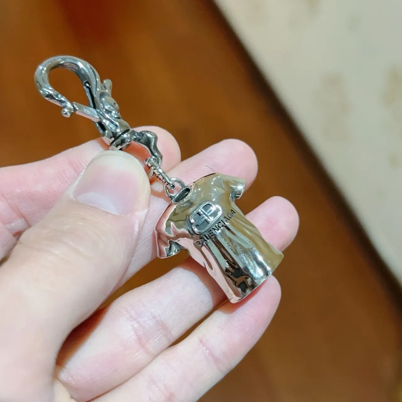 Balenciaga T-Shirt Charm Pulsera de Metal Plateado 2