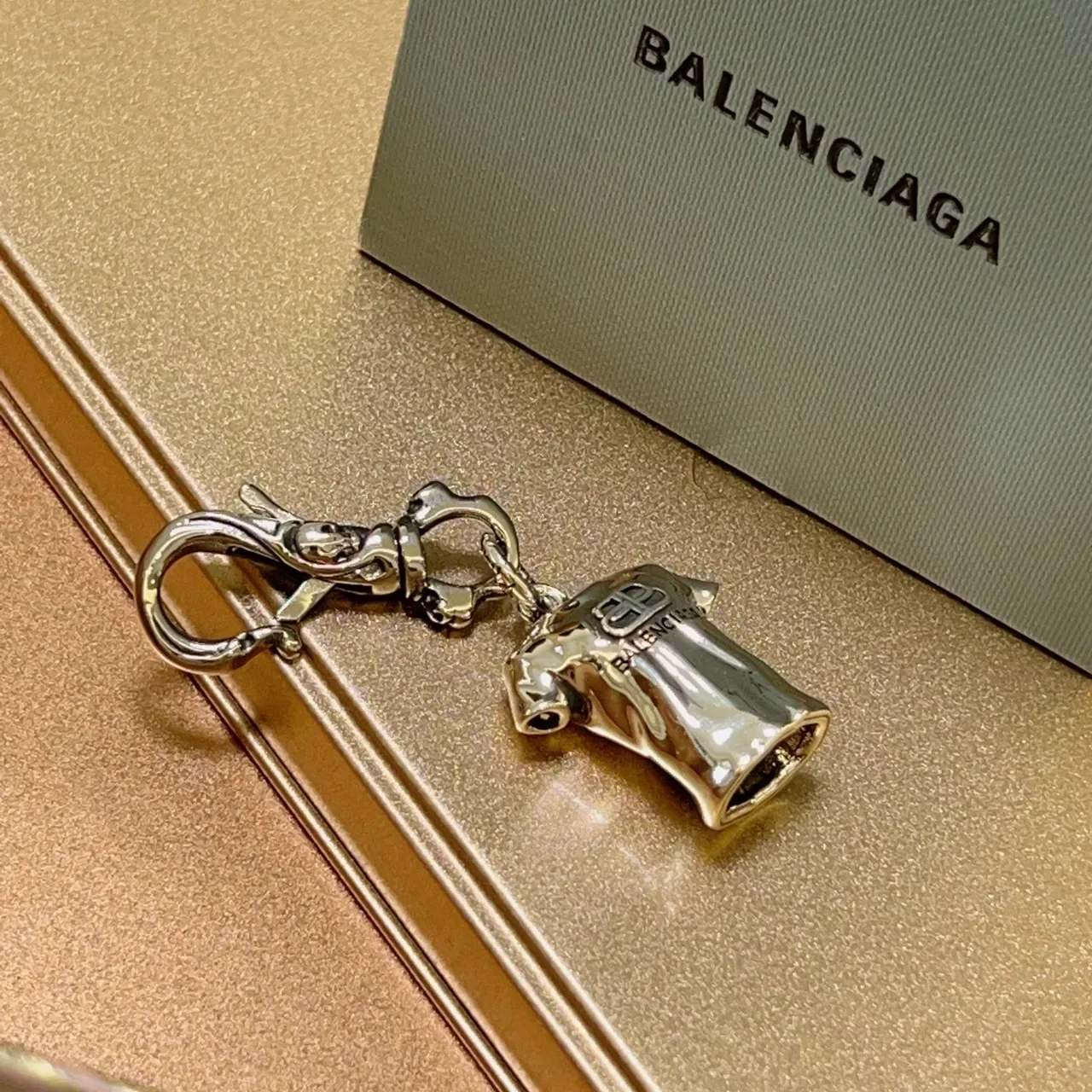 Balenciaga T-Shirt Charm Pulsera de Metal Plateado 3