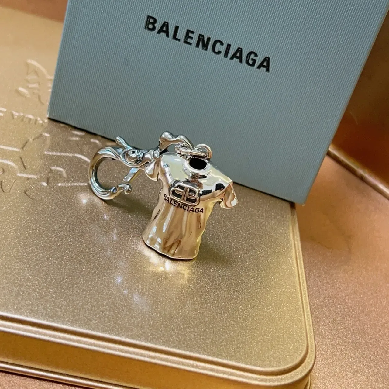 Balenciaga T-Shirt Charm Pulsera de Metal Plateado 4