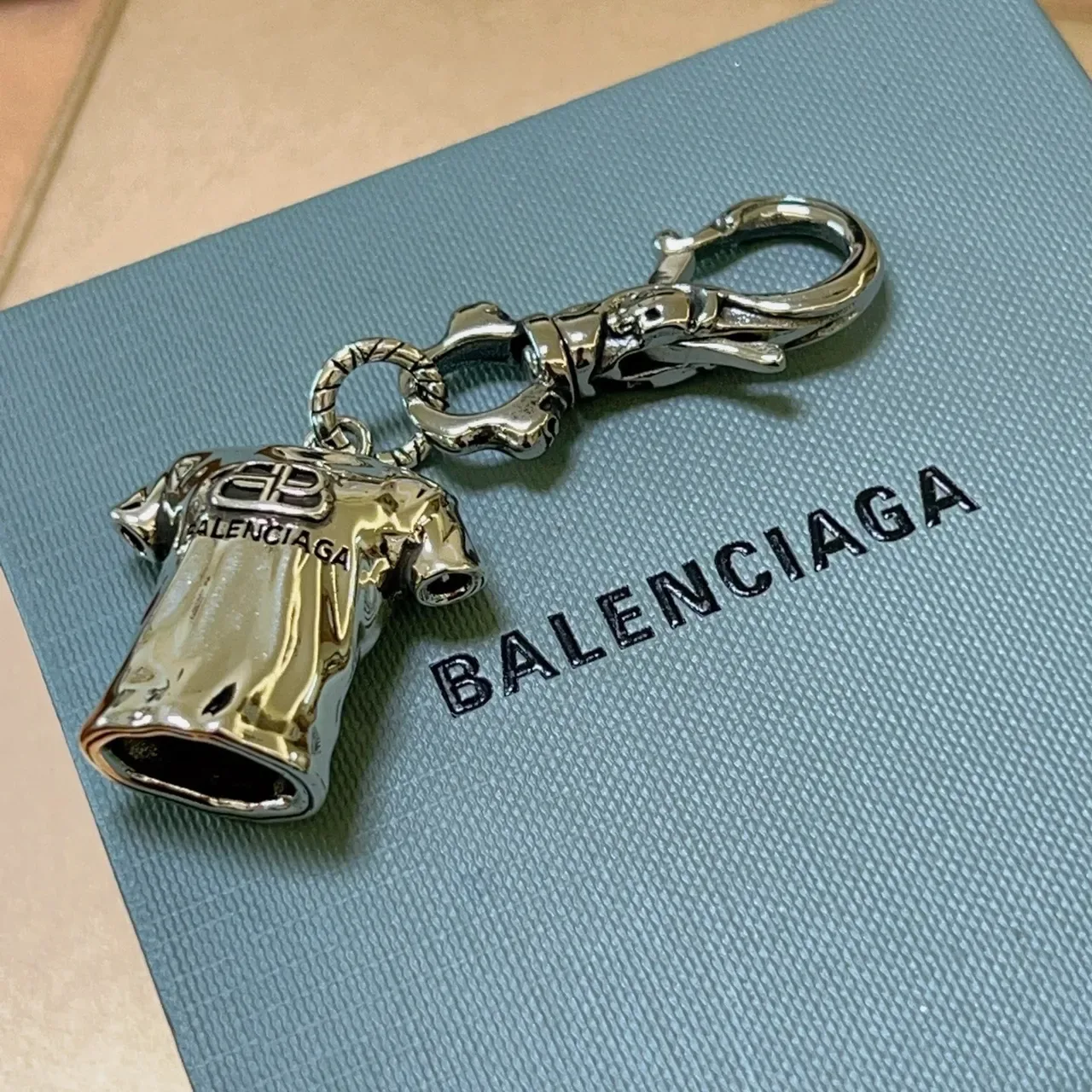 Balenciaga T-Shirt Charm Pulsera de Metal Plateado 6