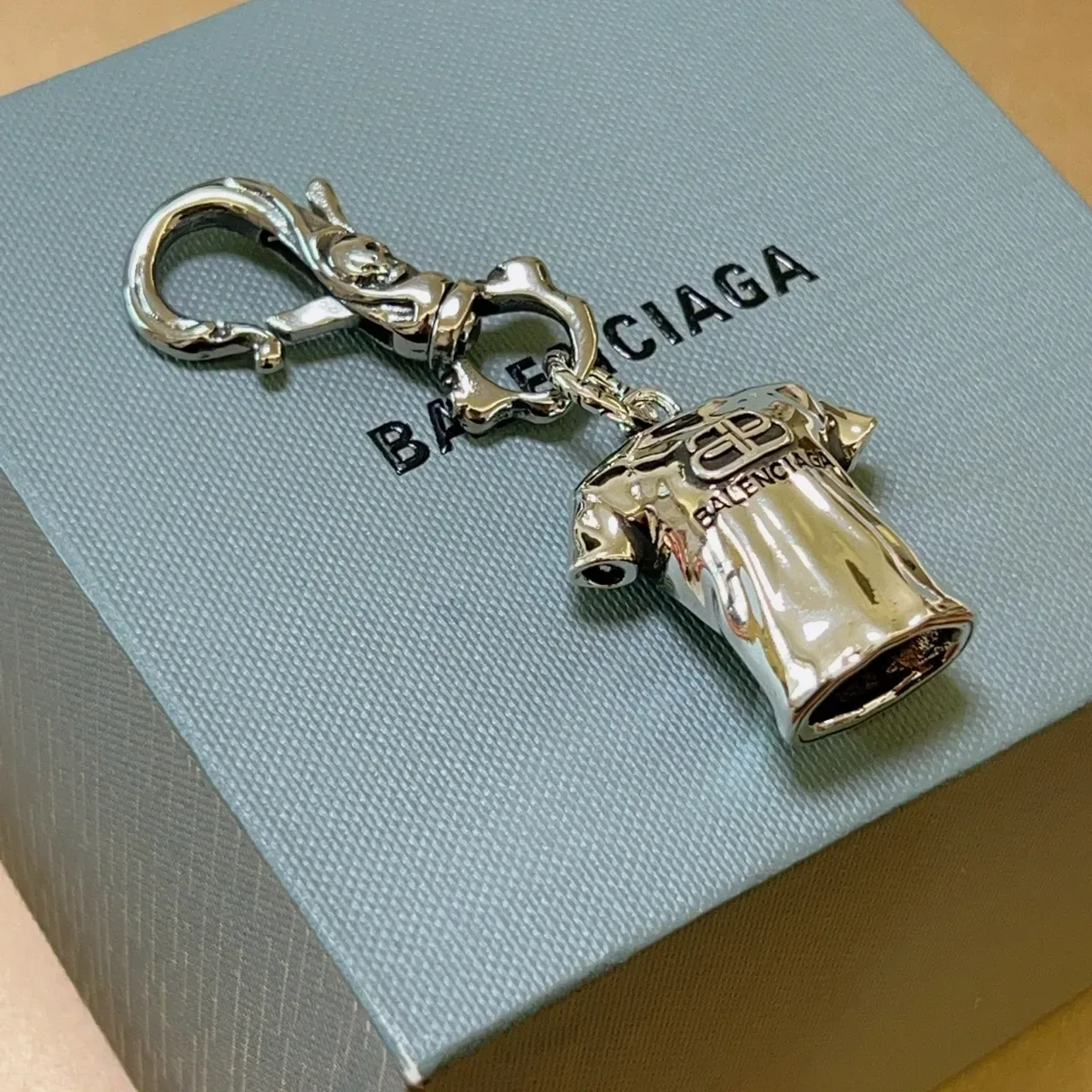 Balenciaga T-Shirt Charm Pulsera de Metal Plateado 7
