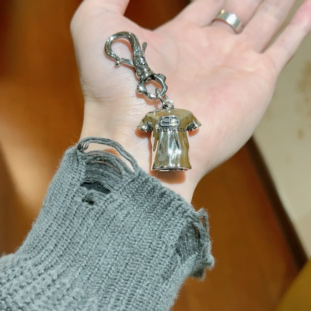 Balenciaga T-Shirt Charm Pulsera de Metal Plateado 8