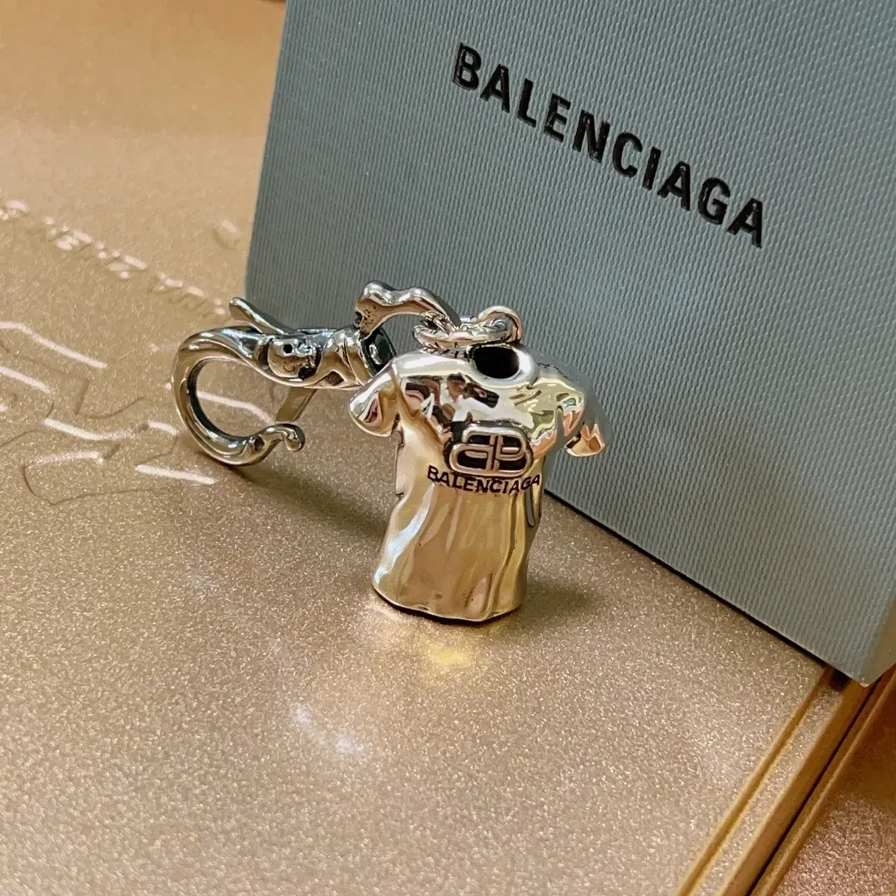 Balenciaga T-Shirt Charm Pulsera de Metal Plateado 9
