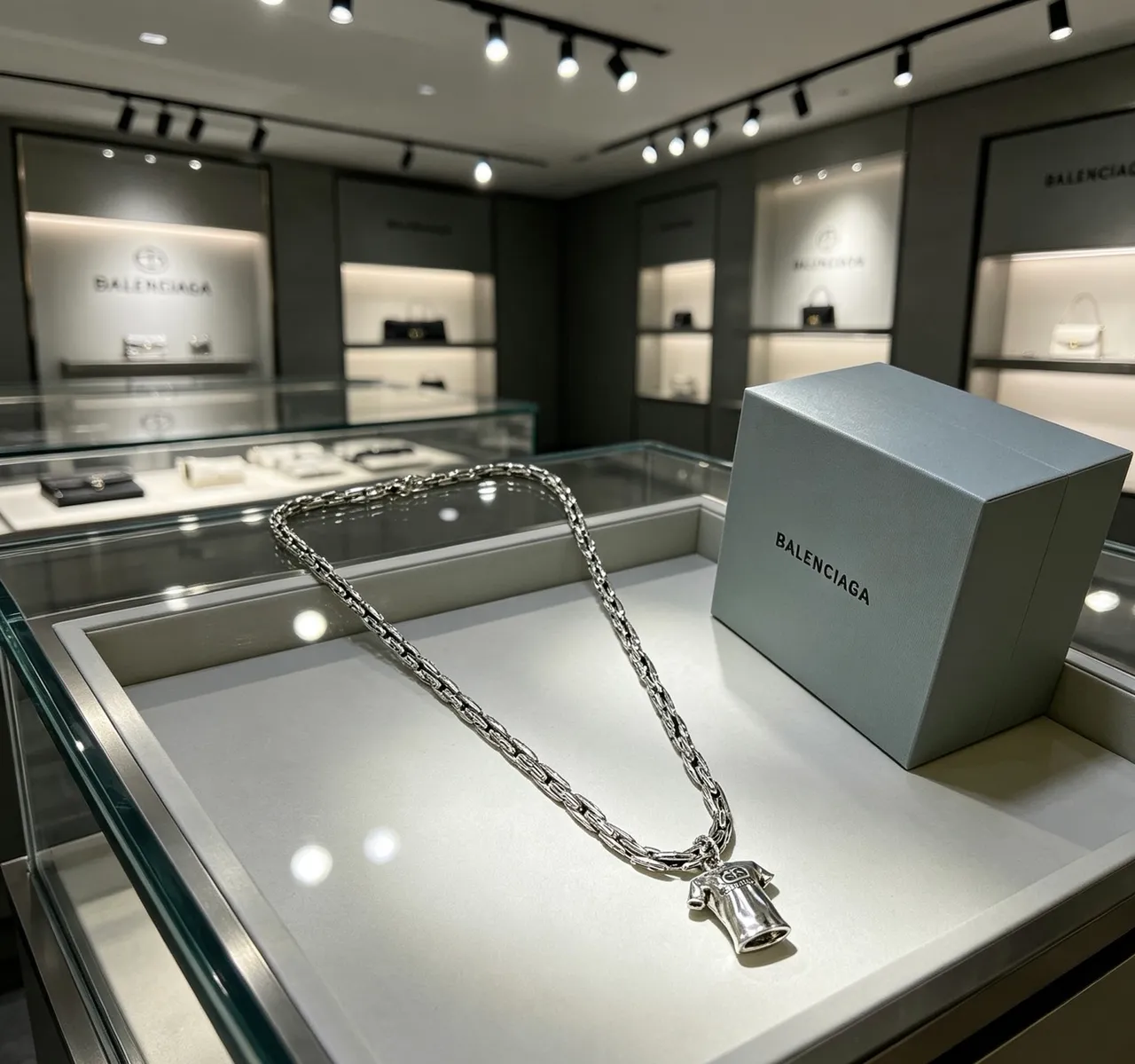 Balenciaga T-Shirt Necklace Silver Chunky Link Chain Pendant Necklace 9