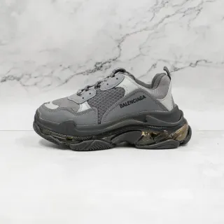 Balenciaga Triple S ধূসর এবং কালো মোটা স্নিকার্স