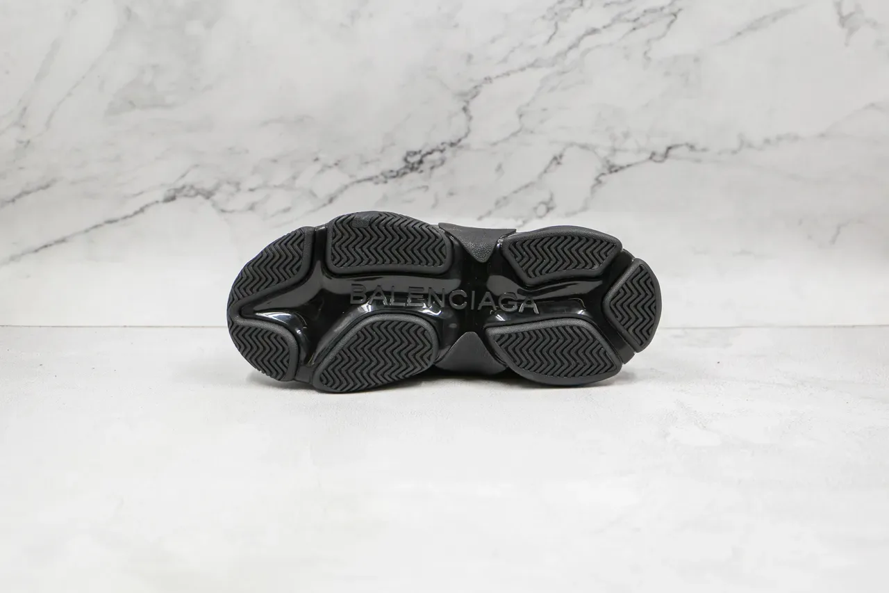 Balenciaga Triple S Cinza e Preto Tênis Chunky 4