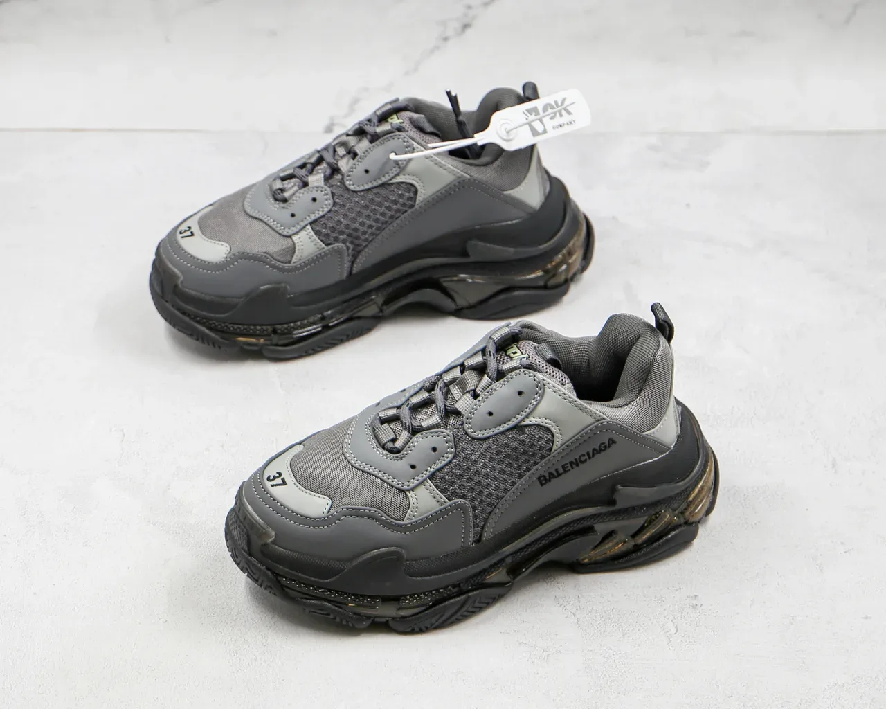 Balenciaga Triple S Cinza e Preto Tênis Chunky 7