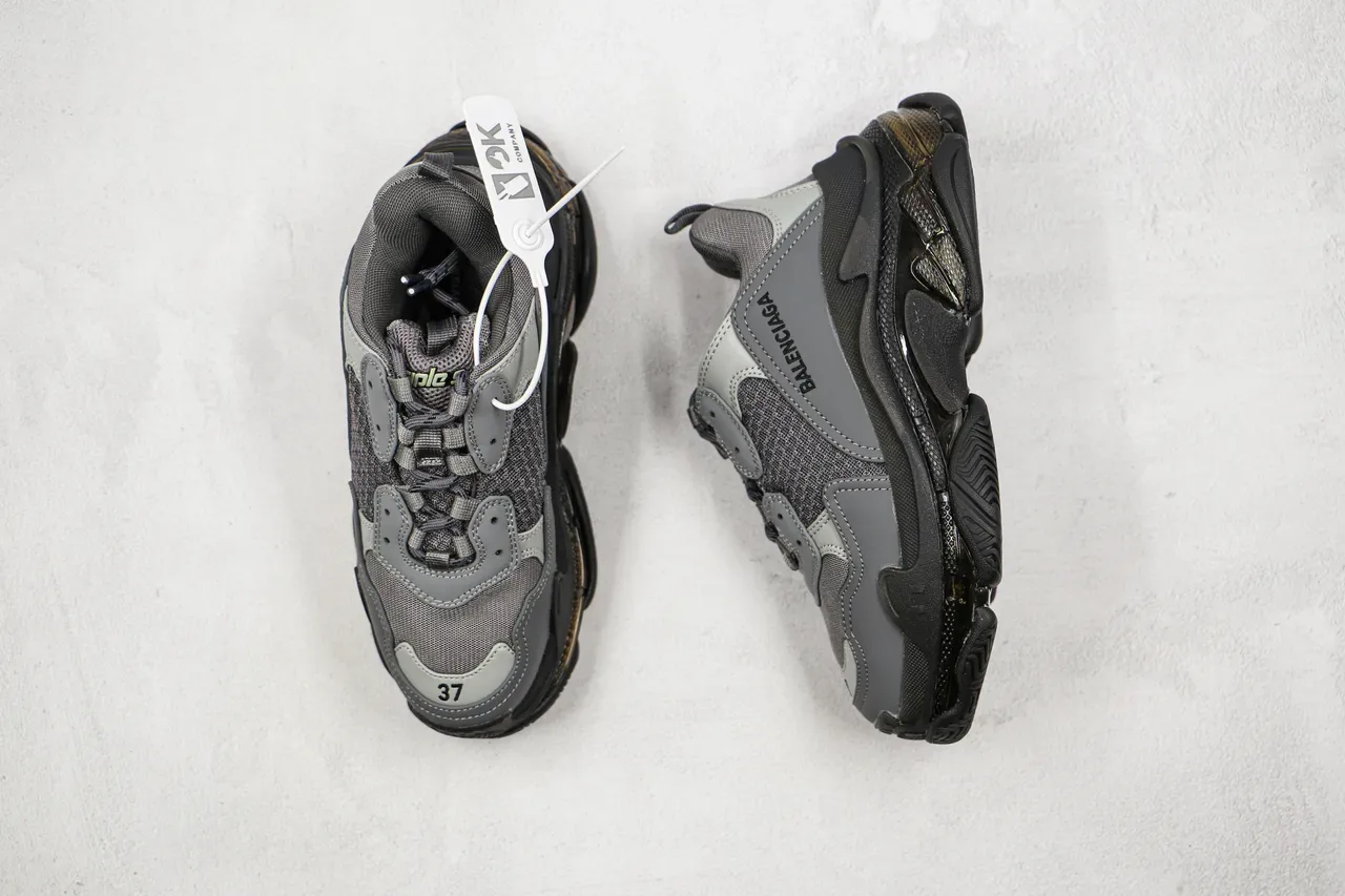 Balenciaga Triple S Cinza e Preto Tênis Chunky 8