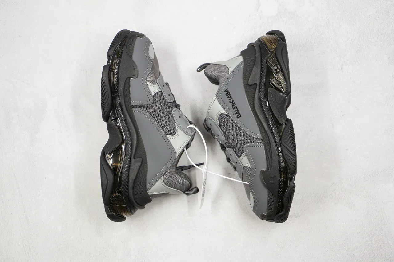Balenciaga Triple S Cinza e Preto Tênis Chunky 9