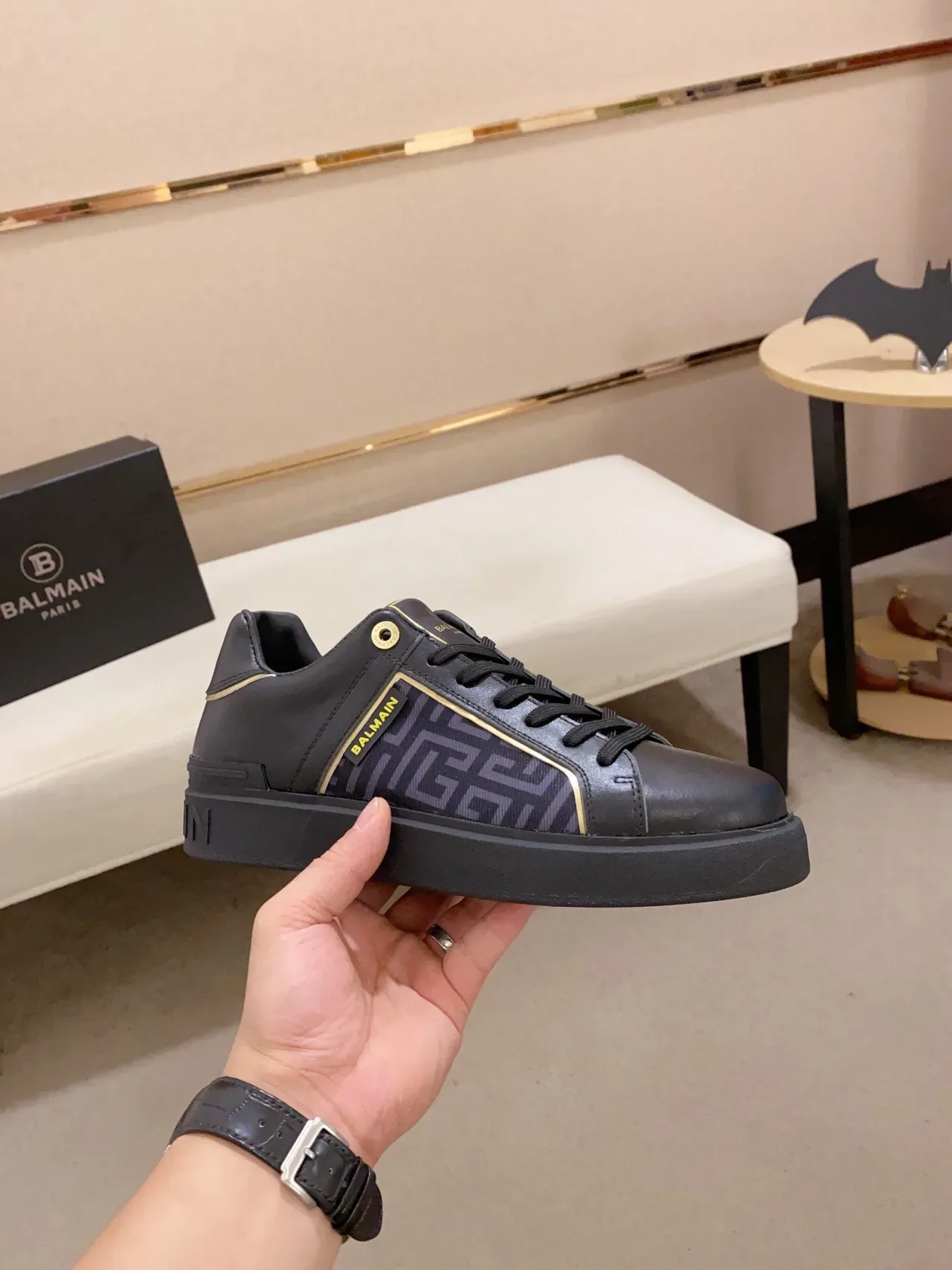 Balmain B-Court Sneakers Lifestyle Noires et Dorées avec Panneau Géométrique 4