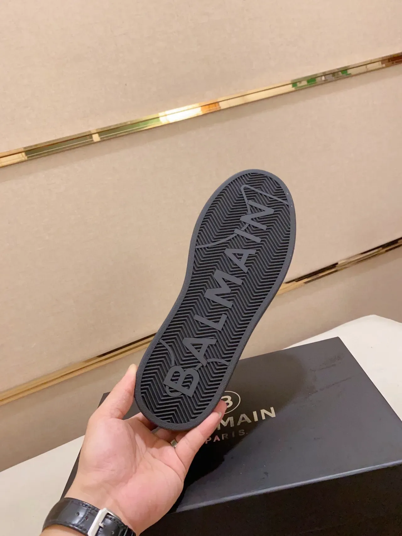 Balmain B-Court Sneakers Lifestyle Noires et Dorées avec Panneau Géométrique 8