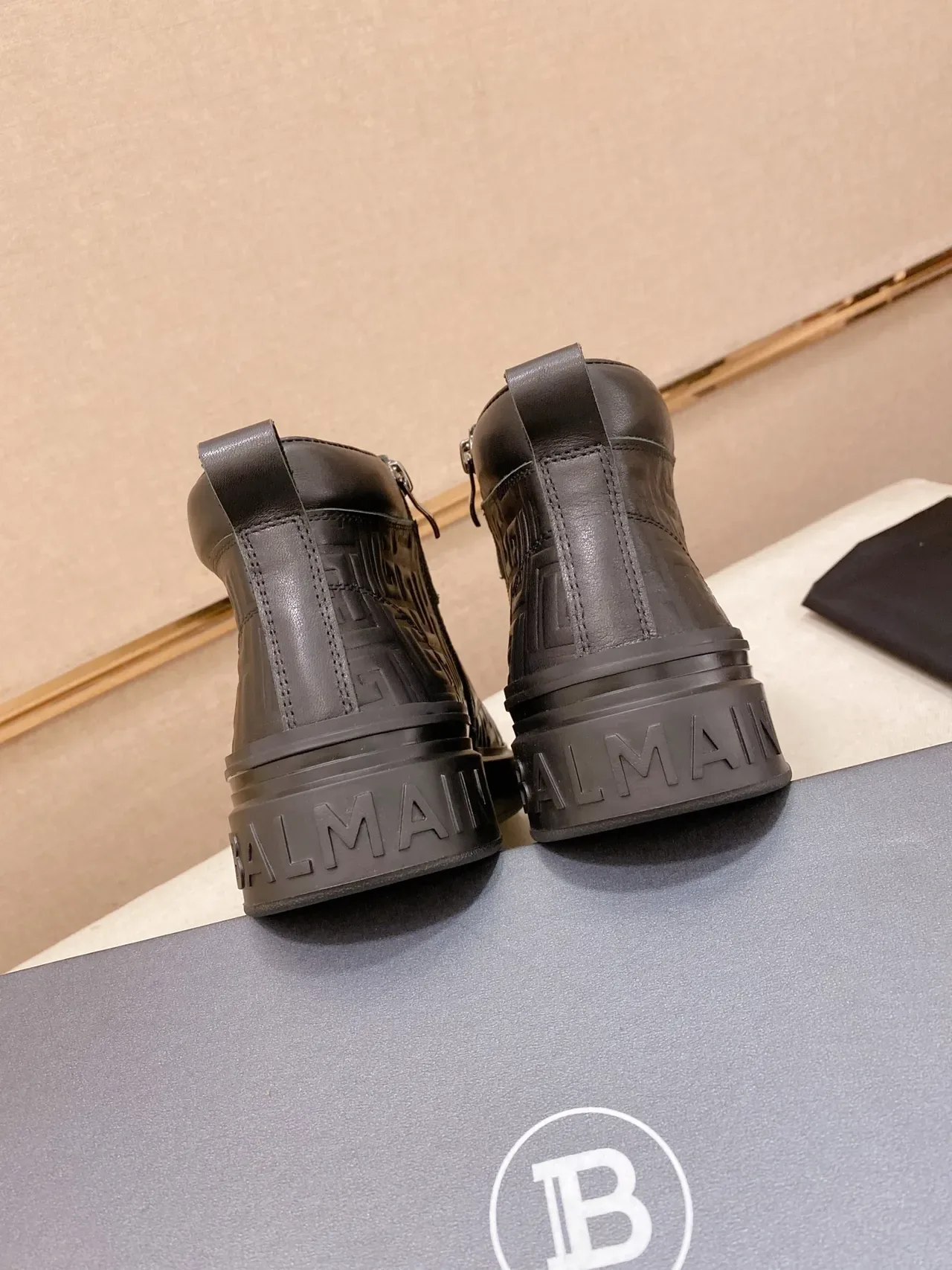 Balmain B-Court Sneaker Lifestyle Preto High-Top Embossed Greek Key 3