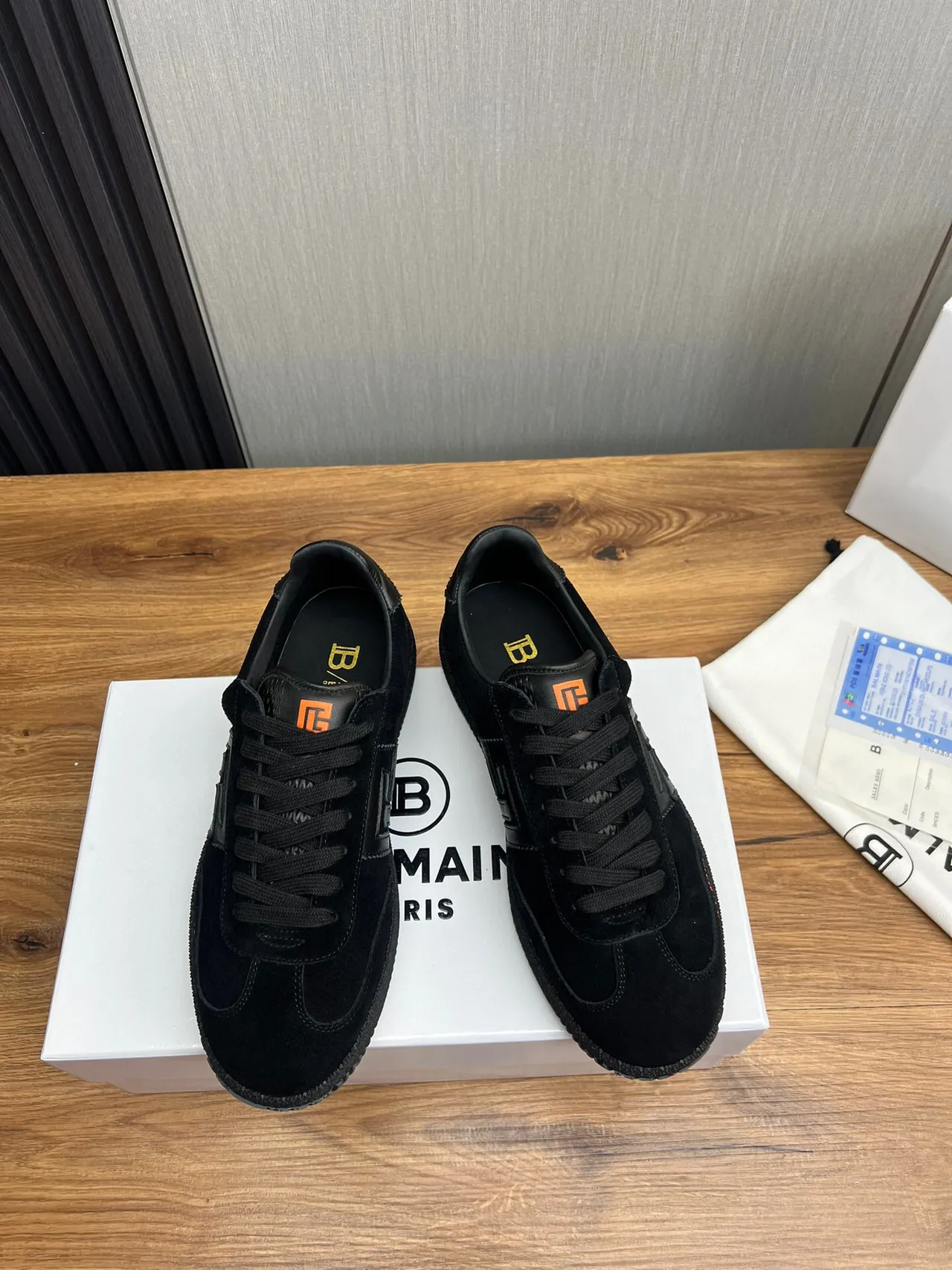 Balmain B-Court Chaussures Lifestyle en Suédé Noir avec Logo Orange 2